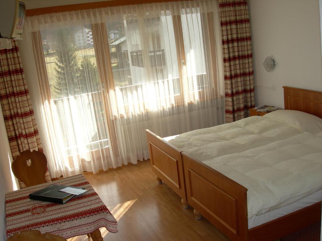 Hotel Adler Saas-Grund Quarto foto